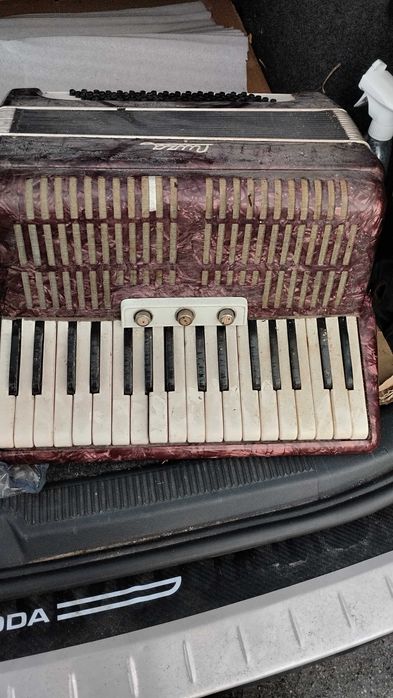 akordeoon MUZA 80 basów , ze strychu stan jak na zdjeciach