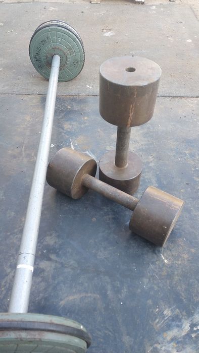 . Штанга 40 кг. Гантели 12 кг.