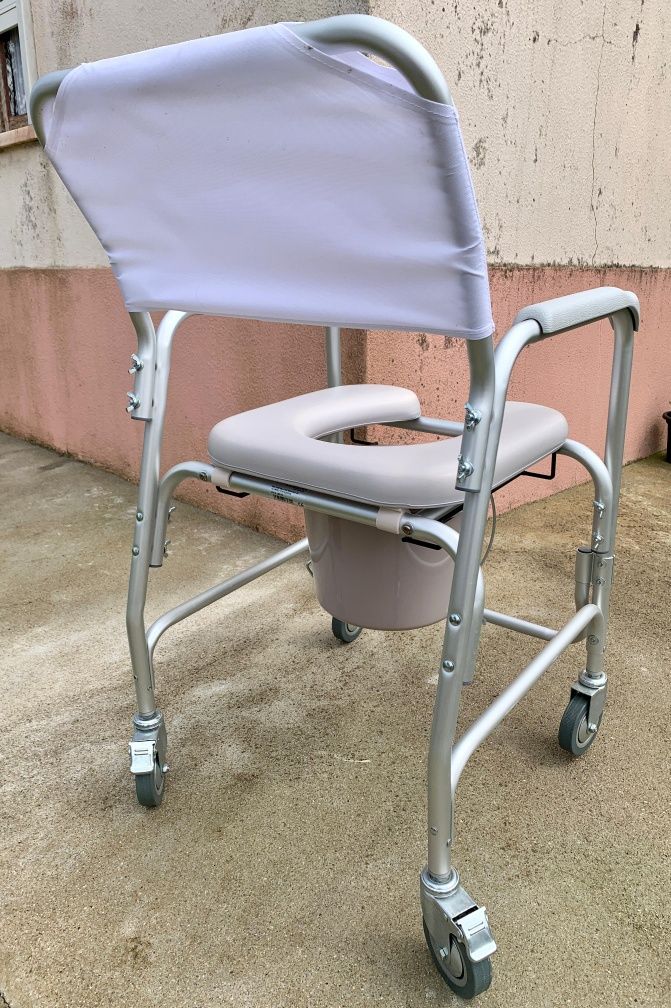 Cadeira de banho sanitária com rodas