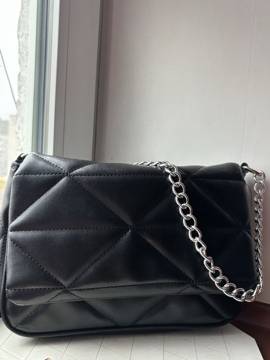 Стильна чорна сумка на ланцюжку