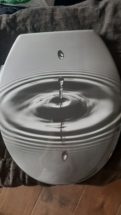 Deska sedesowa biała z efektem spadającej wody