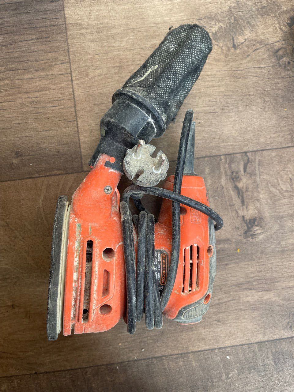 Szlifierka mimośrodowa BLACK+DECKER KA199 o mocy 240 W.