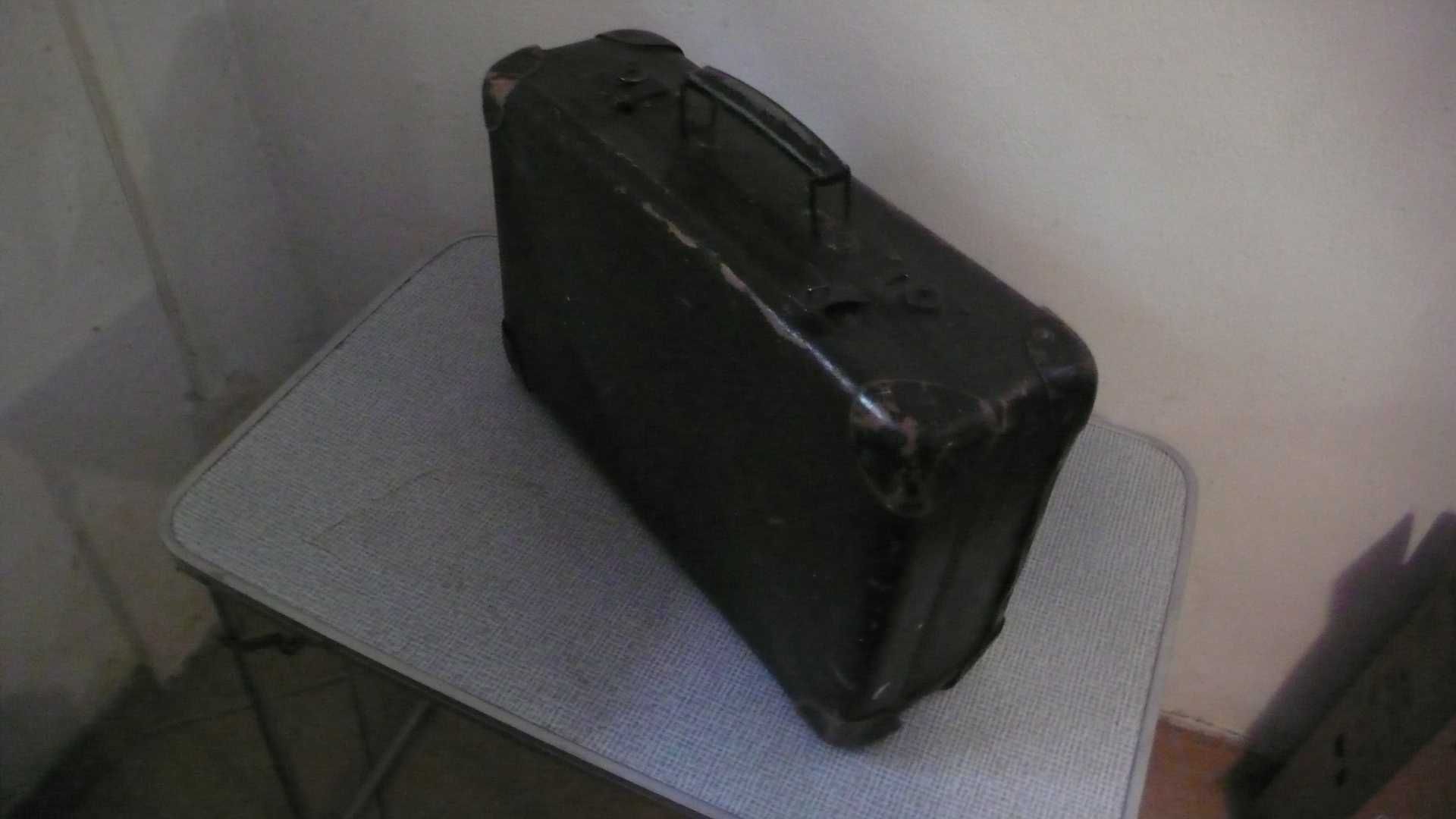 Stara walizka przedwojenna.