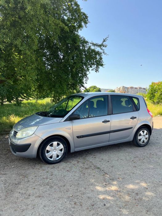 Машина Renault Scenic