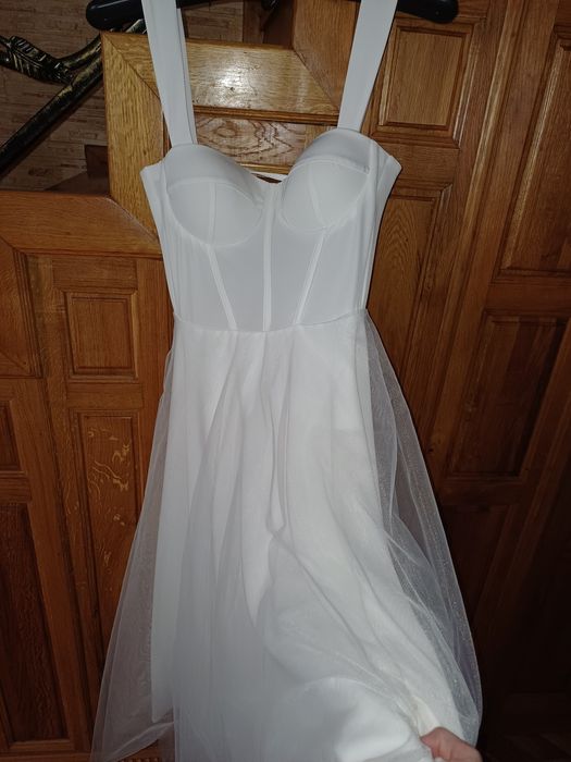 Випускна біла сукня