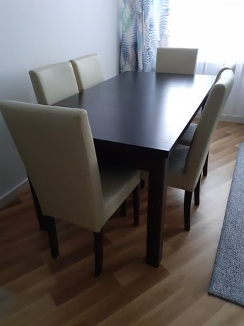 Duży rozkładany stół i 6 krzeseł