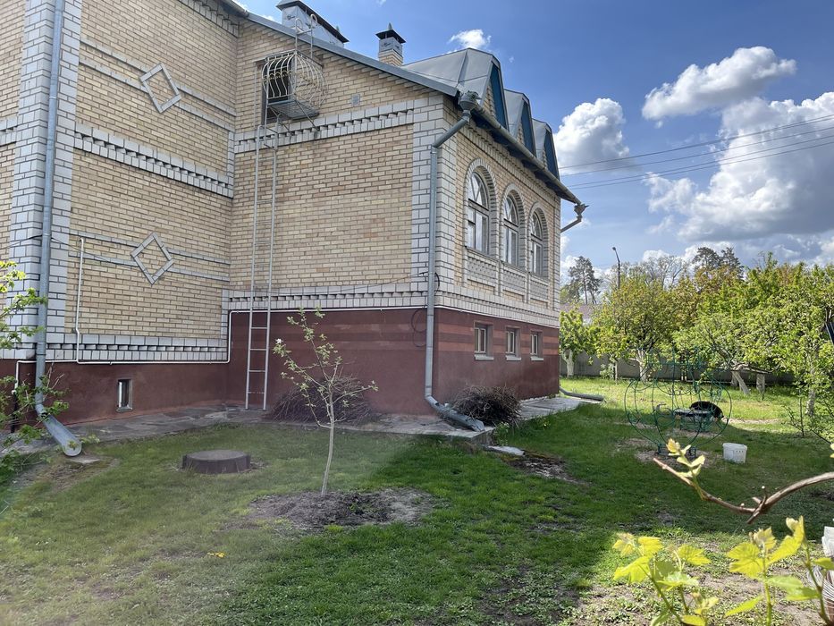 Центр. Двоповерховий будинок з земельною ділянкою 8 соток