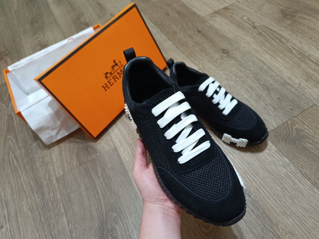 Кросівки Hermes.