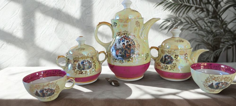 Piekny, stary zestaw kawowy z wizerunkiem gejszy