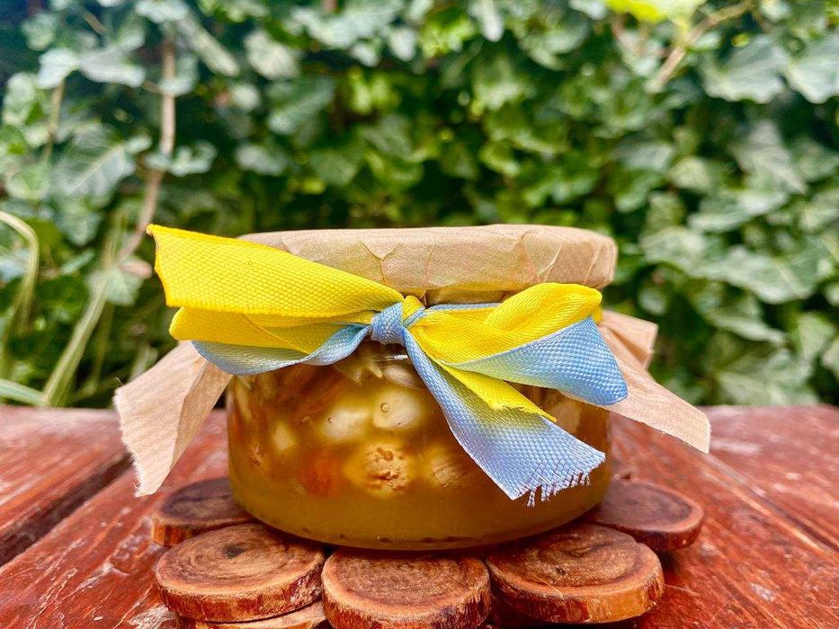 Мед с горішками з власної пасіки