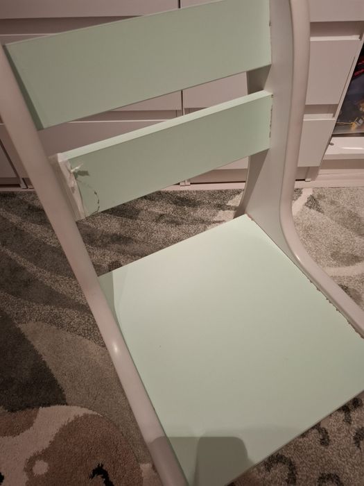 Drewniany stolik dla dzieci w kolorze miętowym