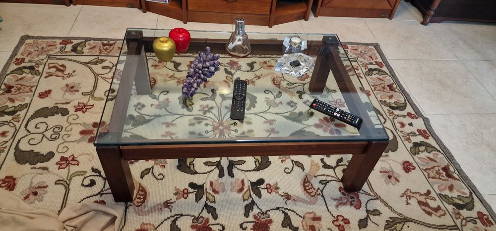 Mesa de centro em madeira e vidro