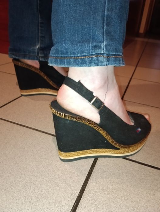 Sandały na koturnie