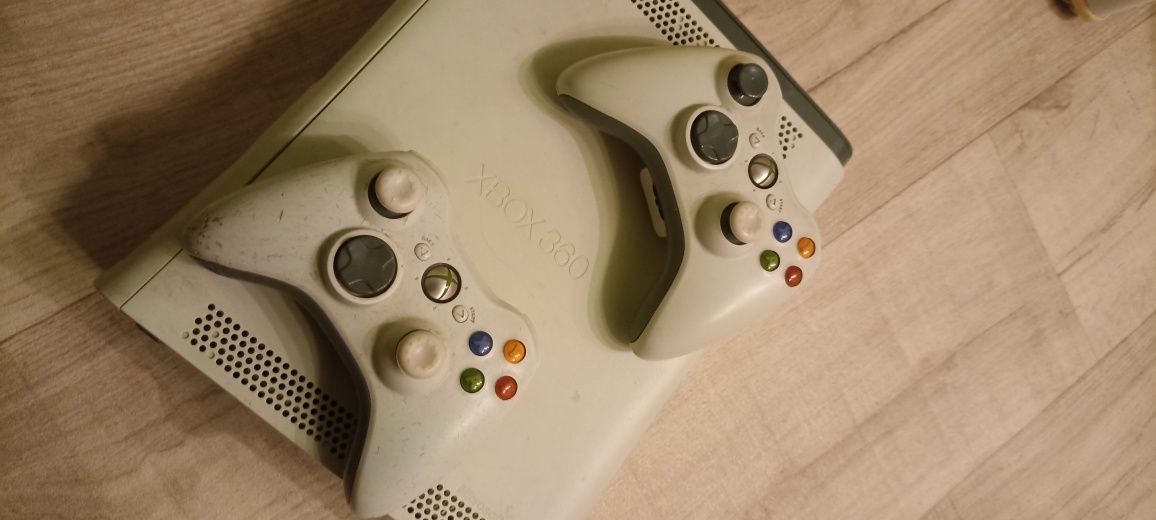 Xbox 360 рабочий куча дисков + кинект+ 2 геймпада