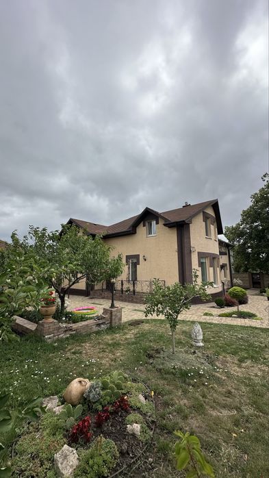 Продається просторий будинок з ландшафтною ділянкою|10 соток|266,6м2