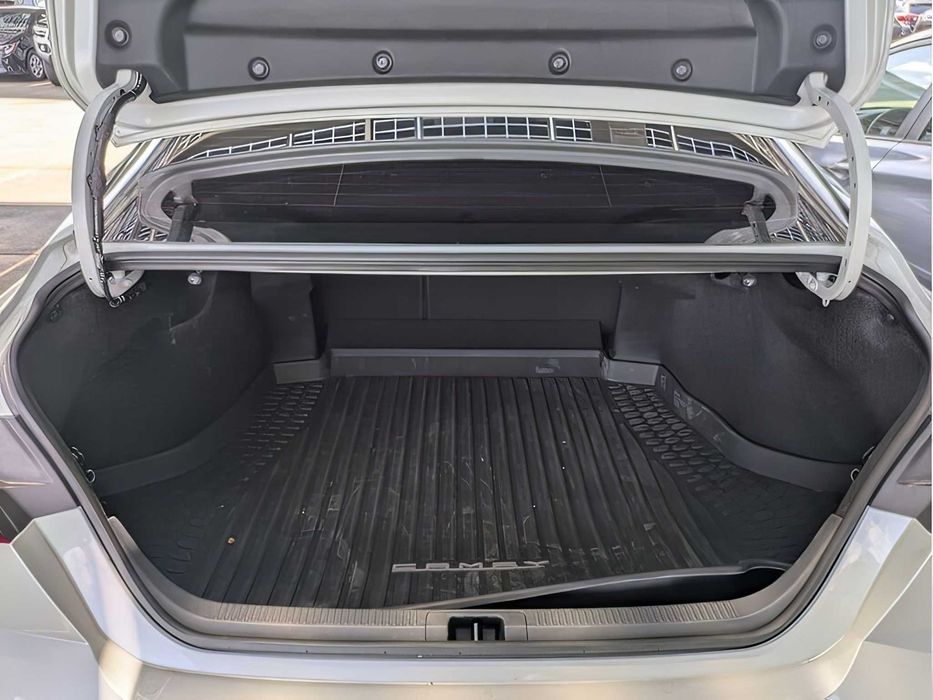 Toyota Camry      2025