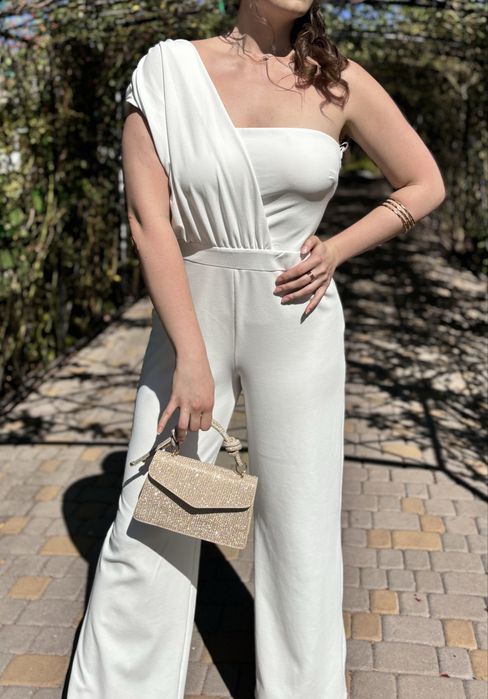 Uroczysty biały kombinezon