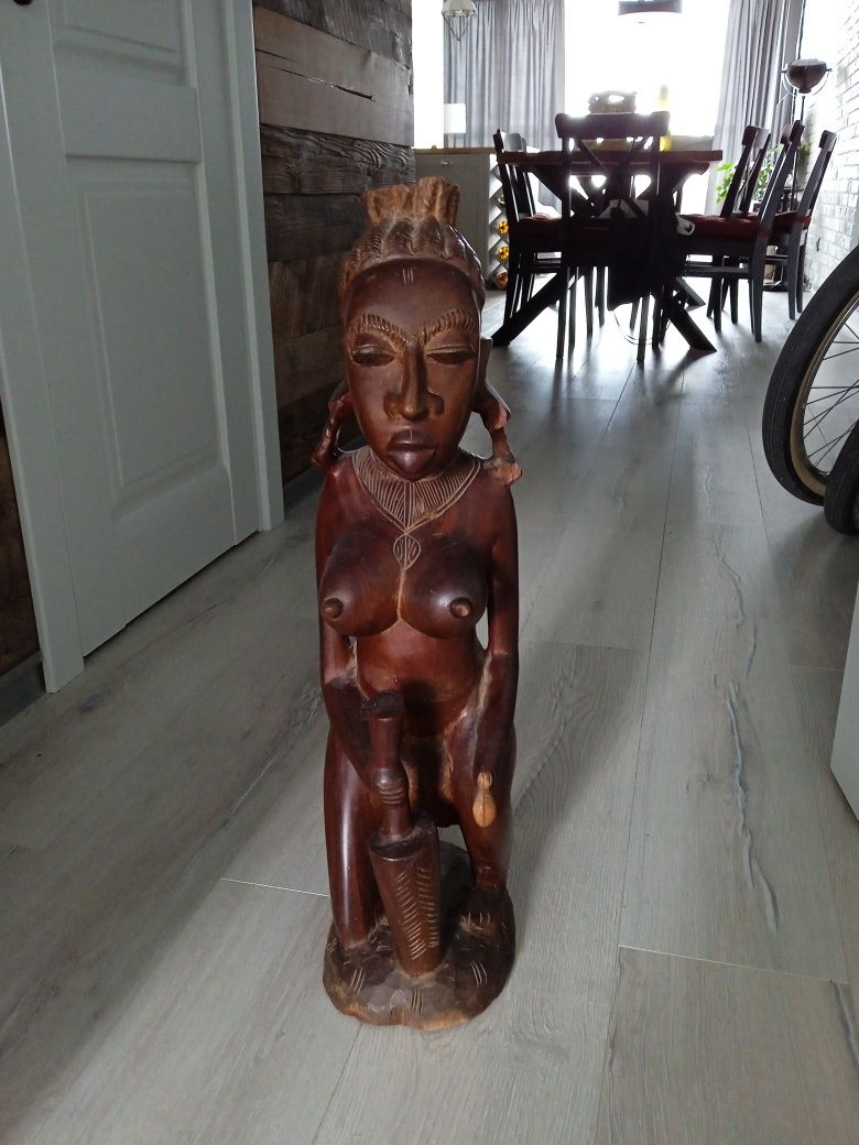 Декор.Африканская женщина из красного дерева