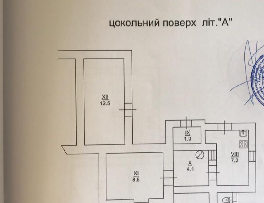 Будинок  (півбудинку, з окремим входом та двором)