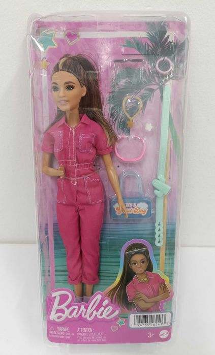 Mattel Barbie lalka brunetka w różowym kombinezonie akcesoria HPL76