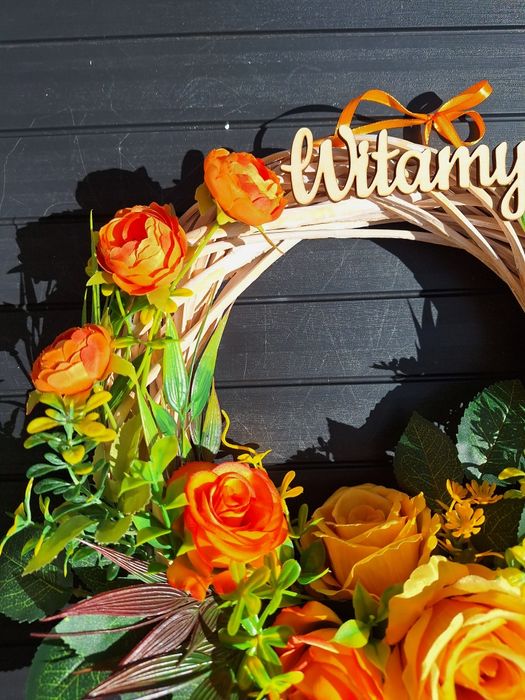 Wianek całoroczny z różami, Wianek na drzwi z napisem  "Witamy"