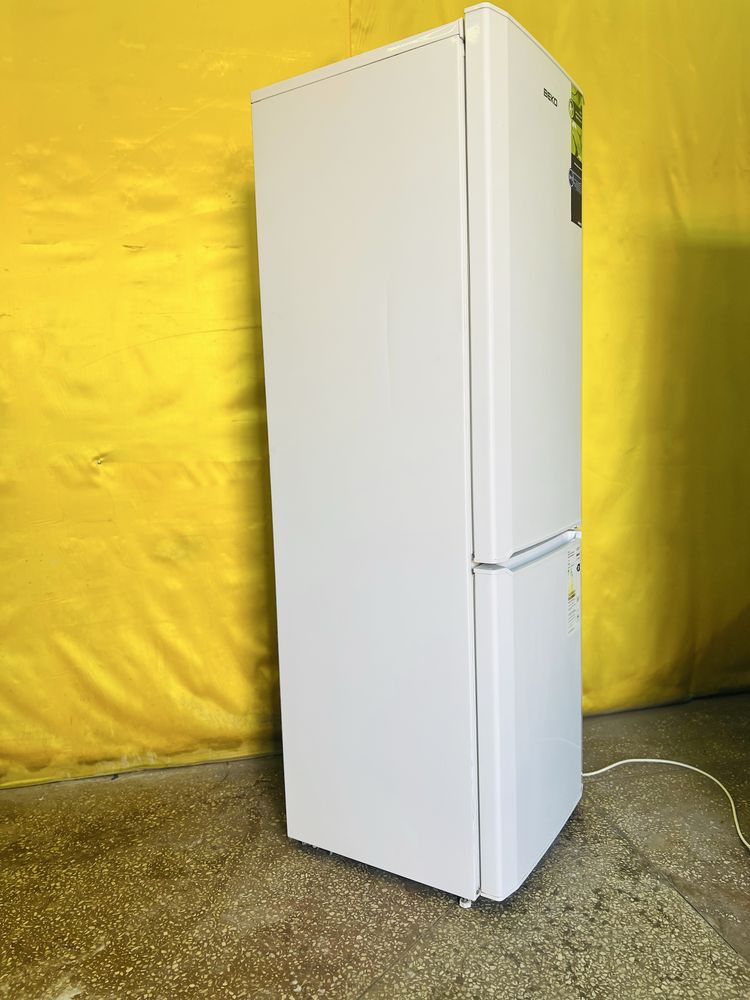 Двухкамерный холодильник BEKO CS328020 узкий 54см