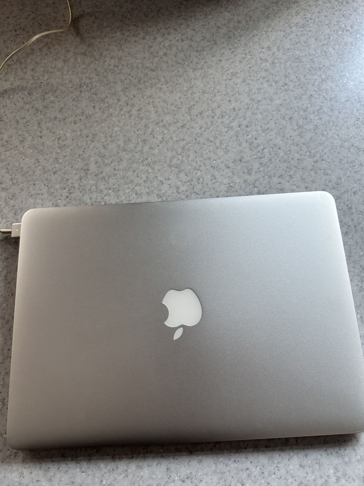 Macbook air 13 MMGF 2 рік 2016