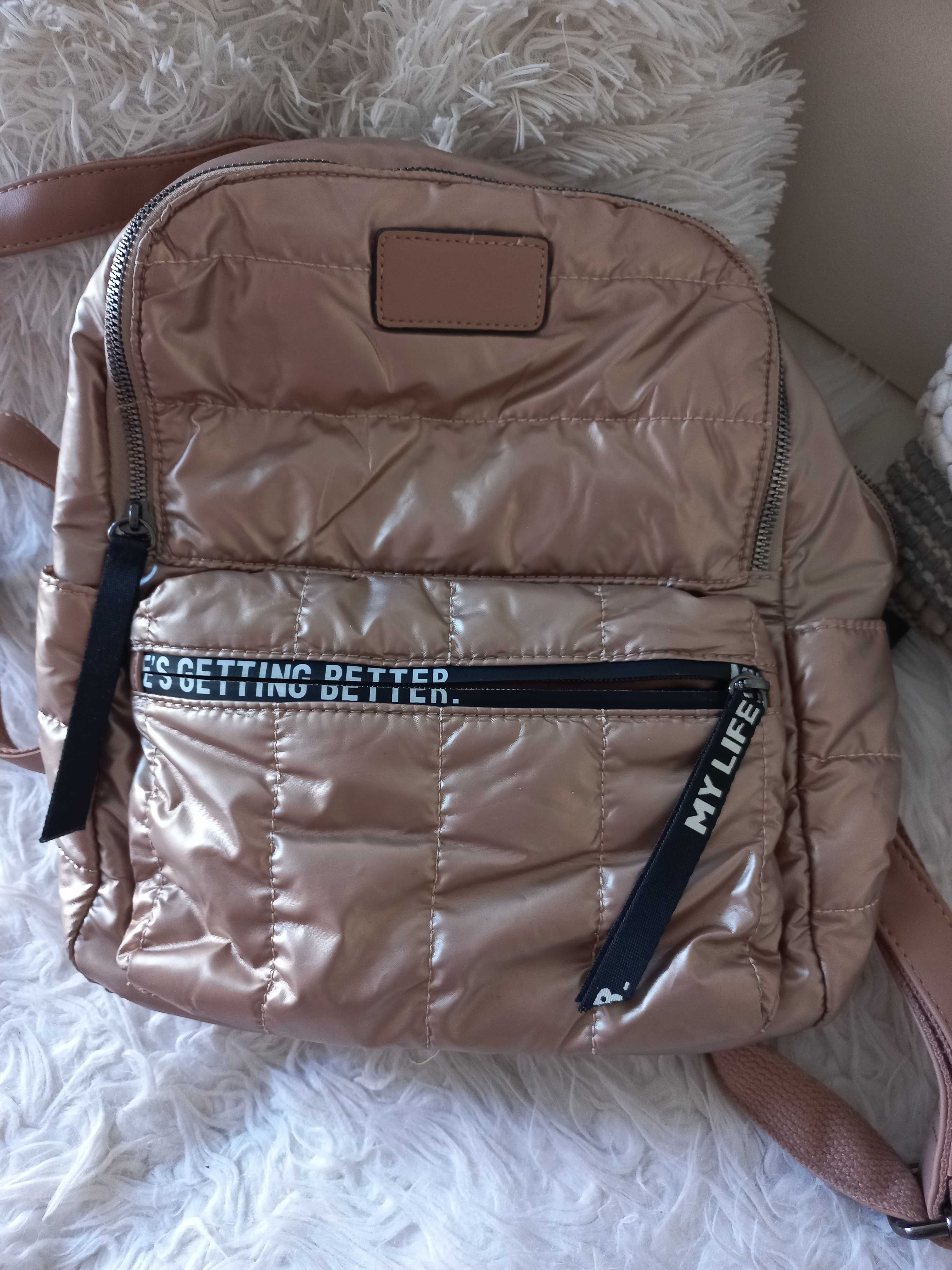 Mochila pequena de mulher