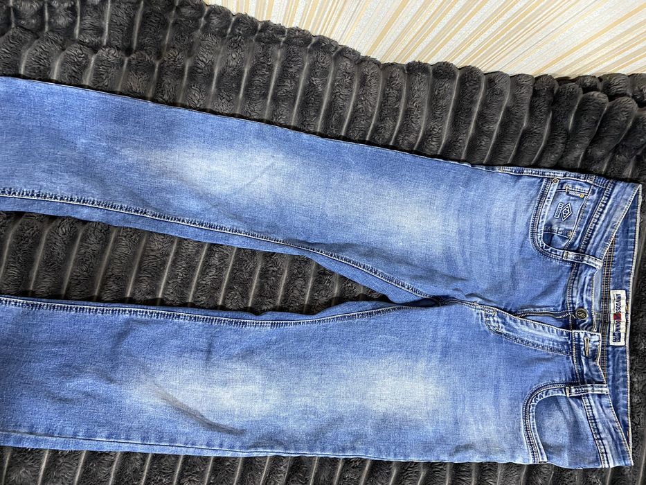 Класичні сині джинси від нн бренду