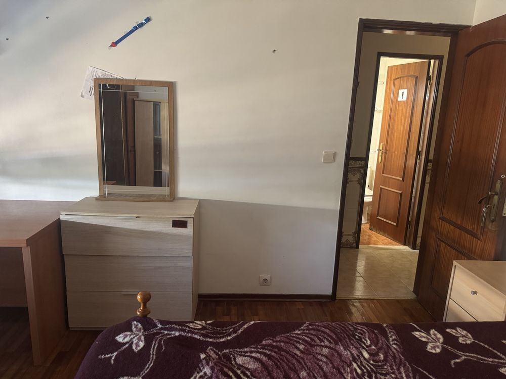 Quarto grande com cama de casal