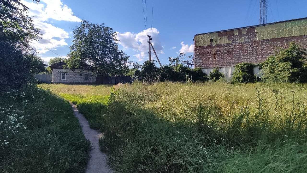 Продаж будинку з ділянкою в центрі села Білозір'я.