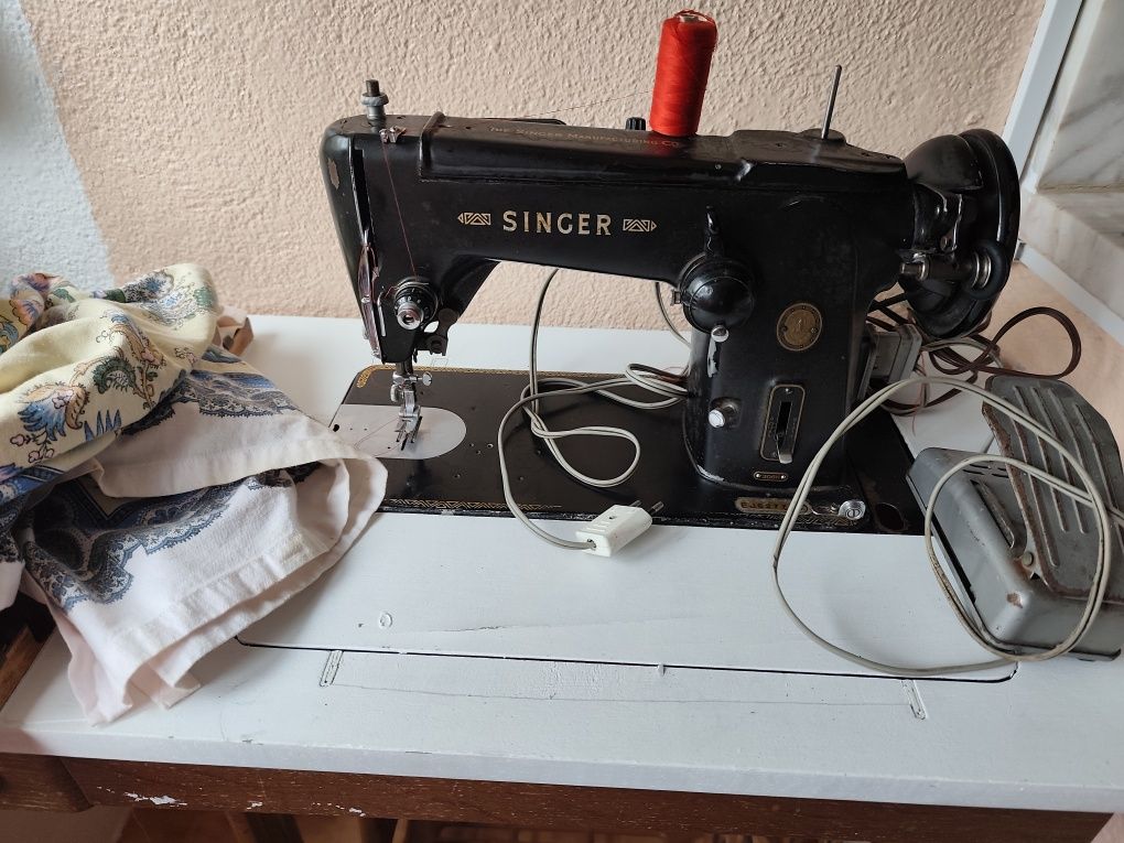 Máquina de costura Singer, mesa em ferro