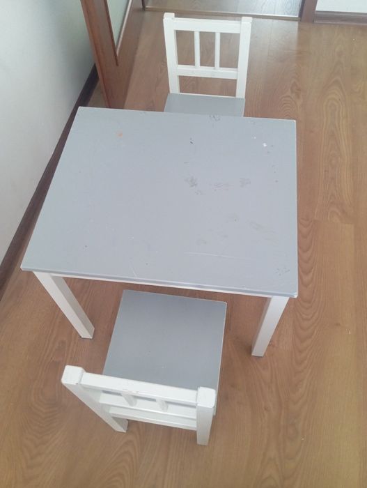 Meble dziecięce krzesła + stolik