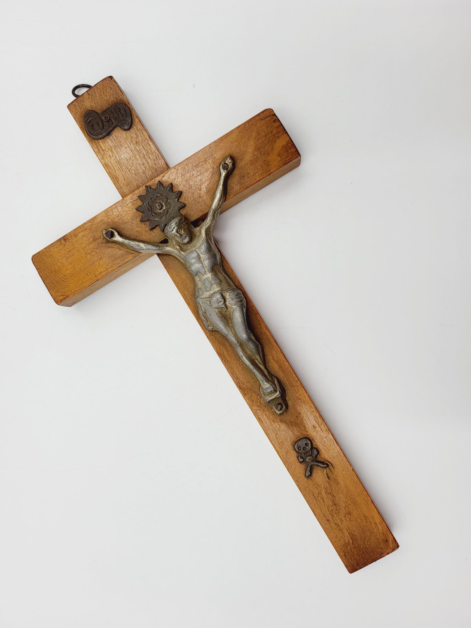 Duży drewniany krzyż z Jezusem