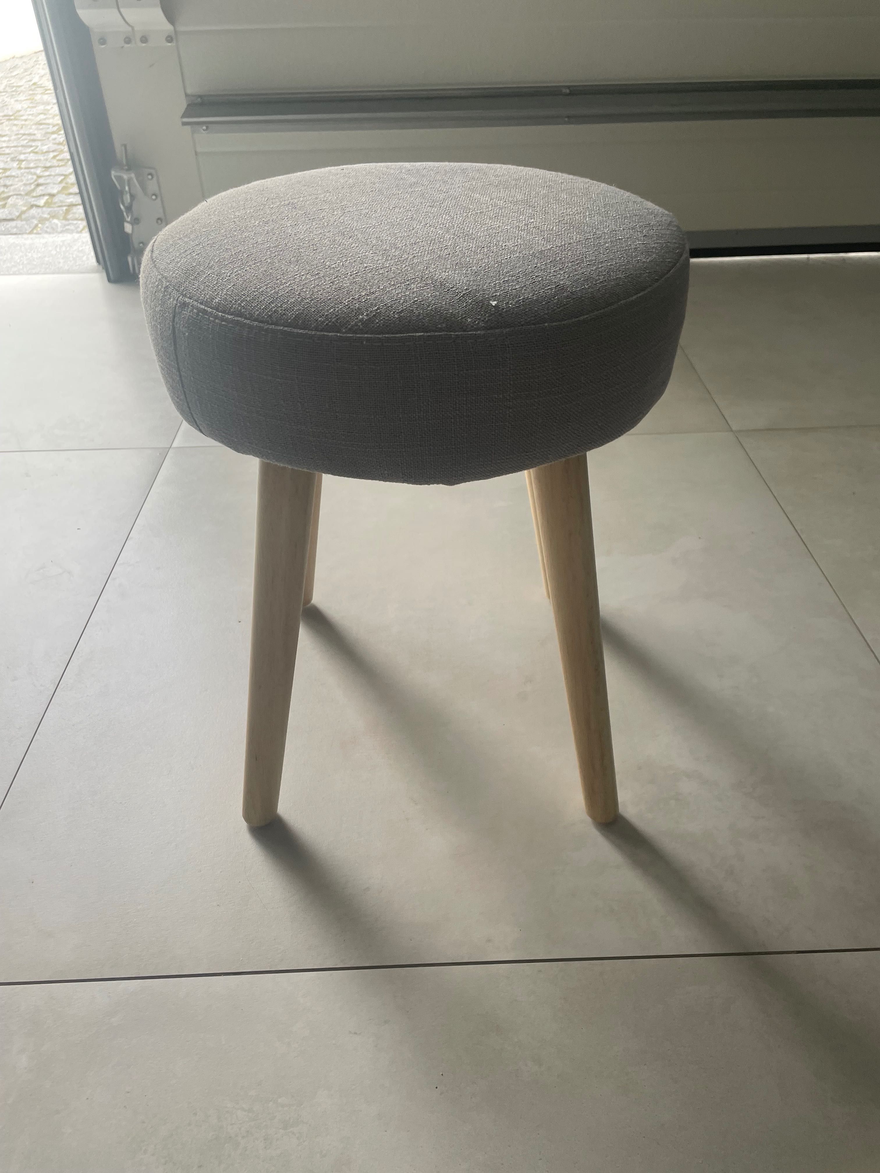 Banqueta com estofo cinzento, nova, altura cerca de 50 cm