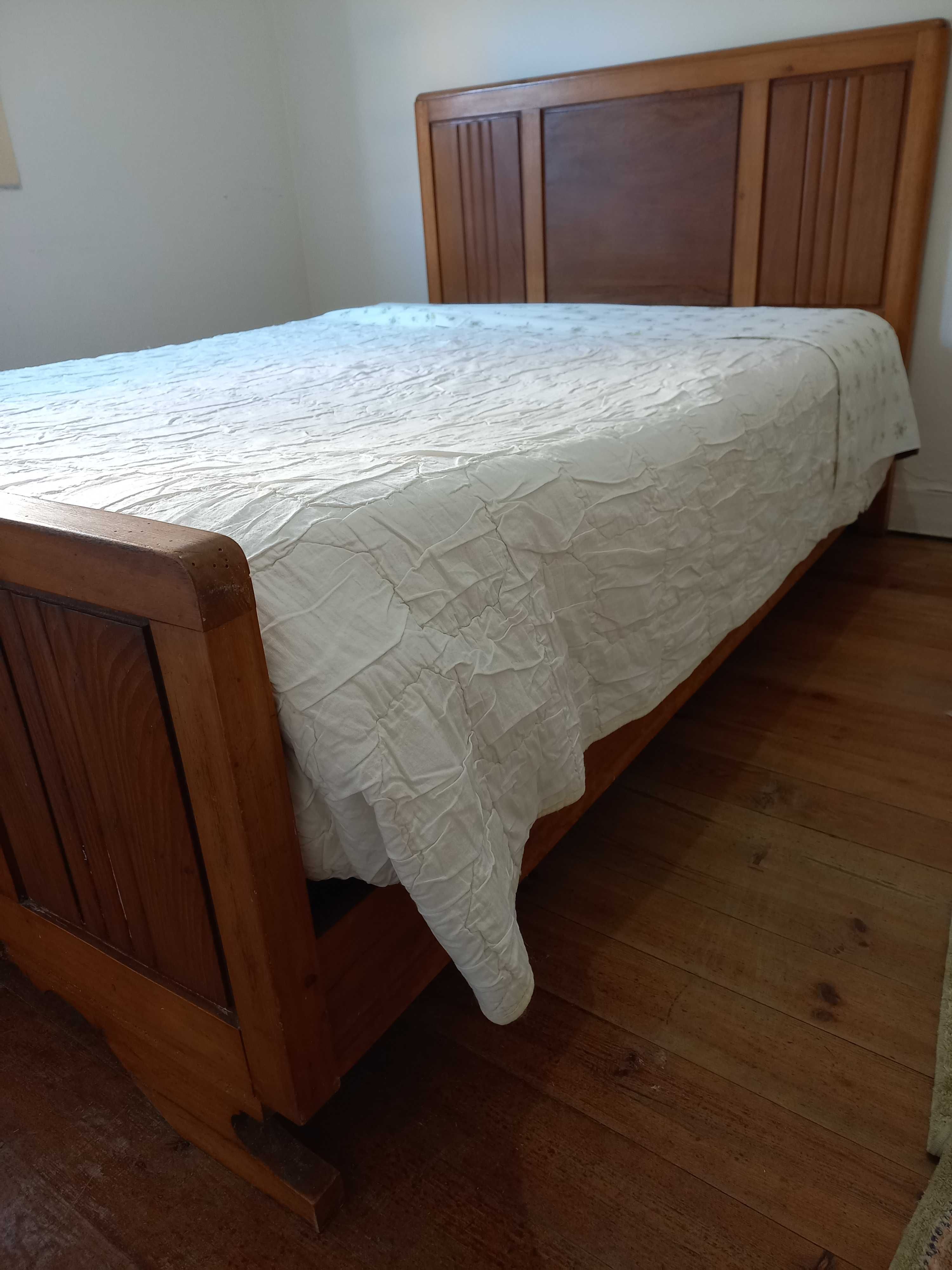 Cama de casal em madeira com colchão incluído
