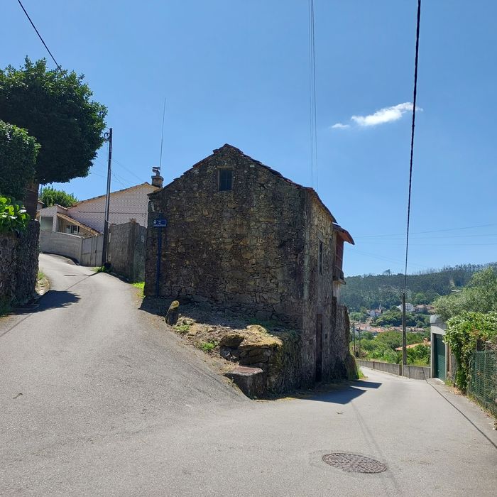 Construção em pedra com terreno