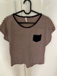 T-shirt w morelowo czarne paski