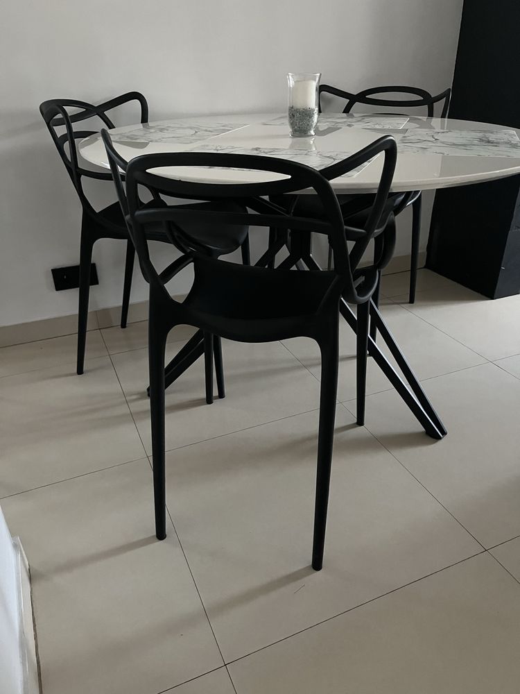 Biały , okragły stół + 4 czarne krzesła