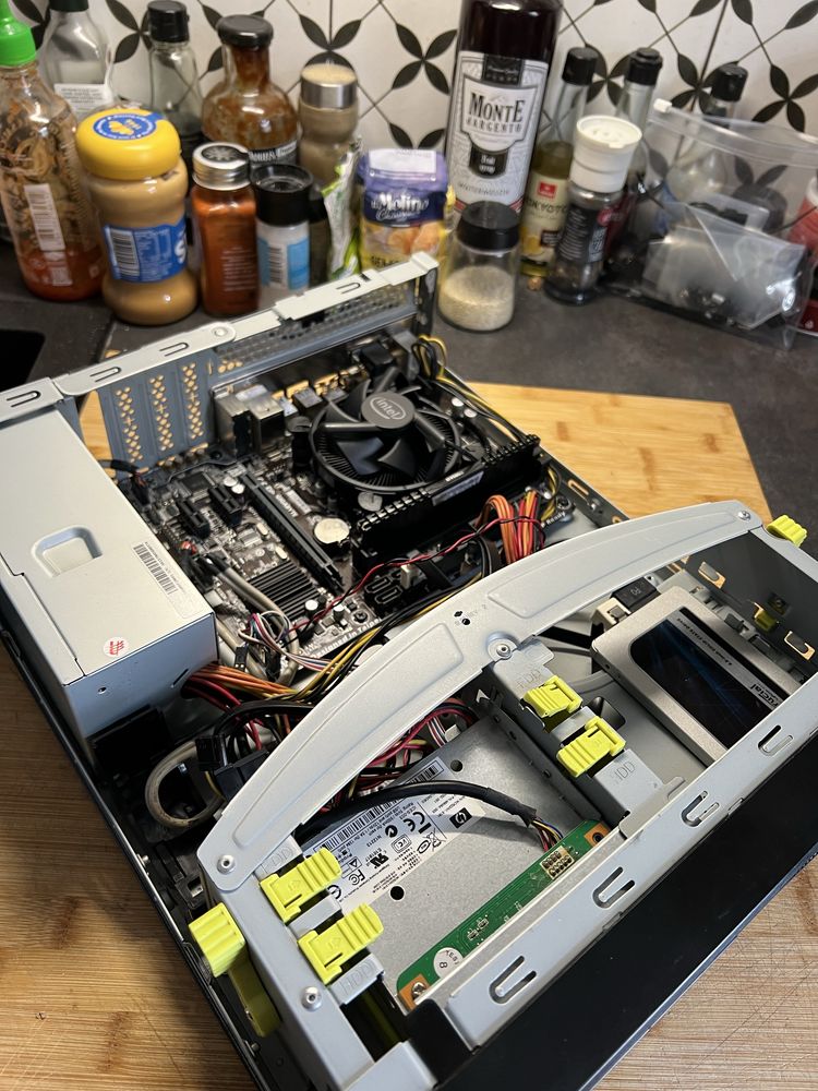 Intel i5 7400 | 8GB DDR4 | 250 SSD | Windows 11