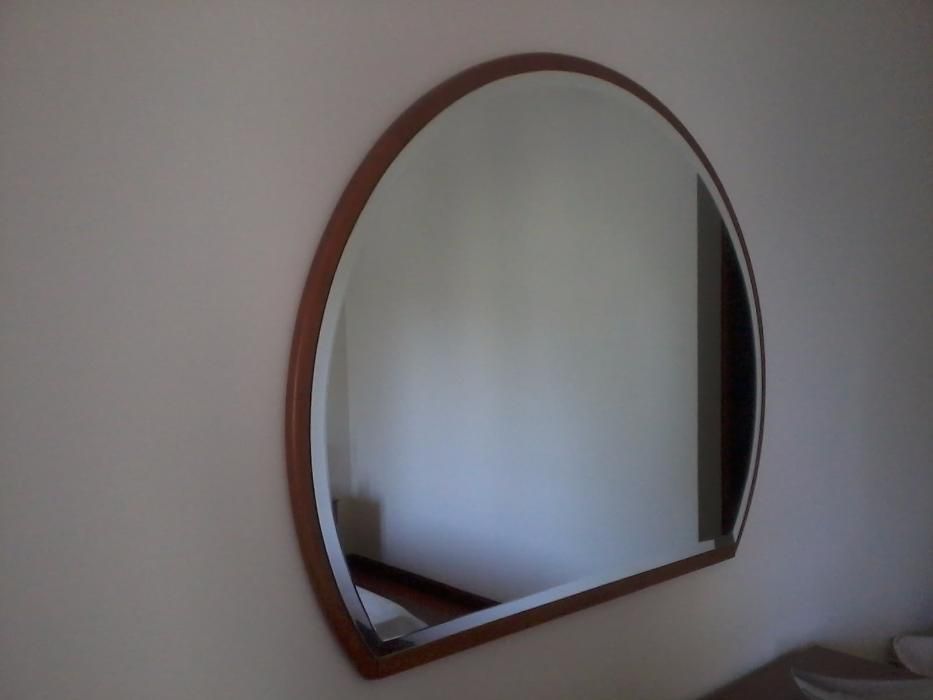 Espelho com aro em cerejeira
