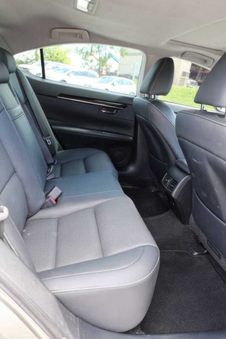 Lexus ES 300h      2018