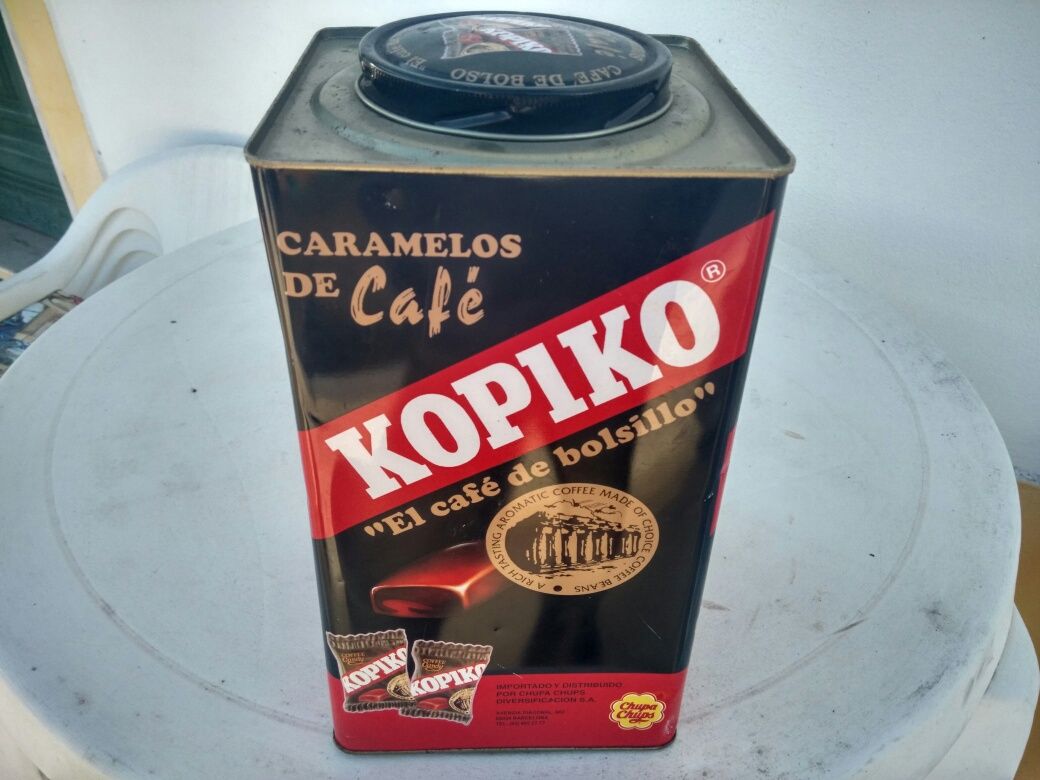 Lata de rebuçados de café.