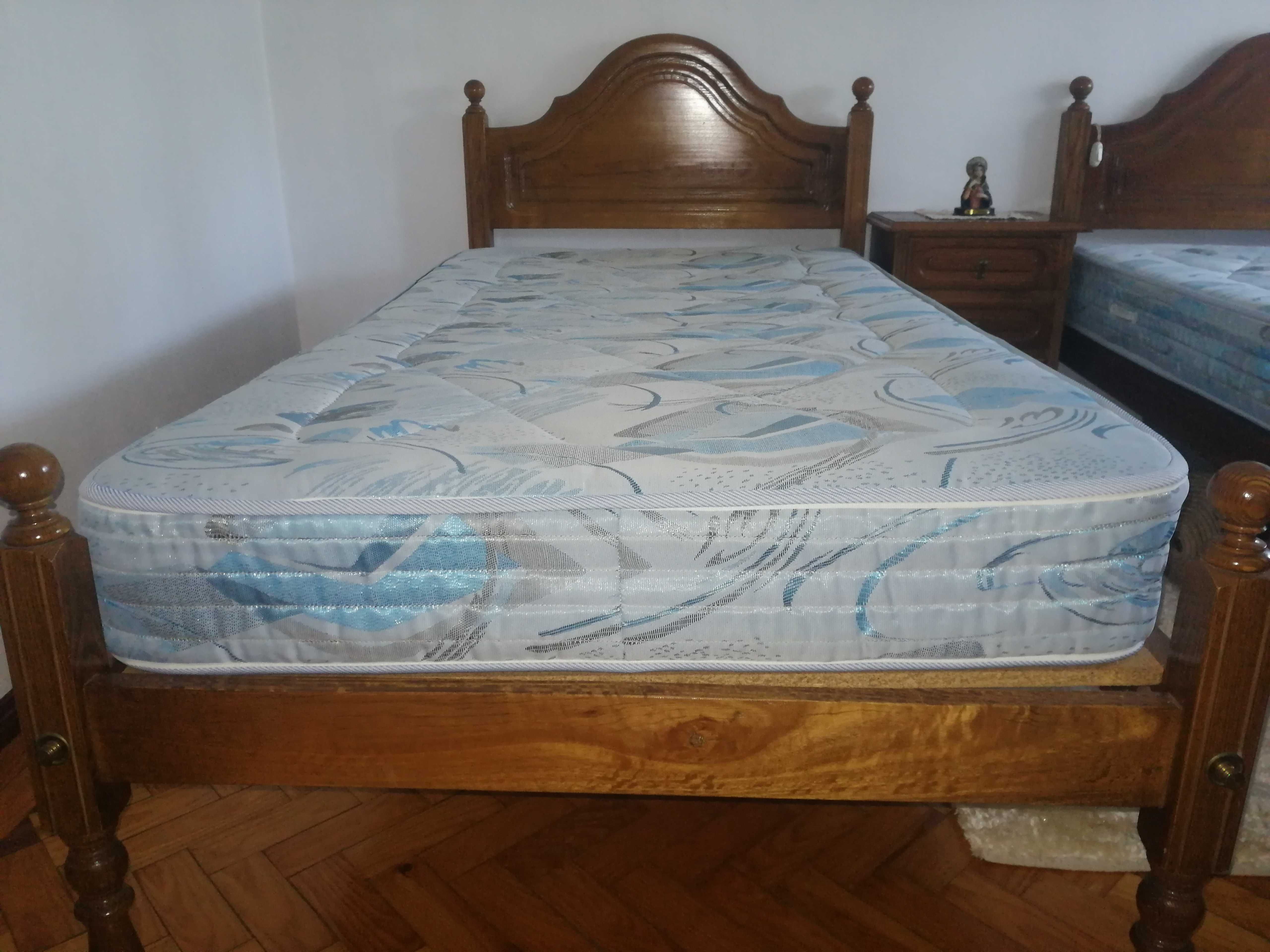 Mobília de quarto com 2 camas de corpo e meio.