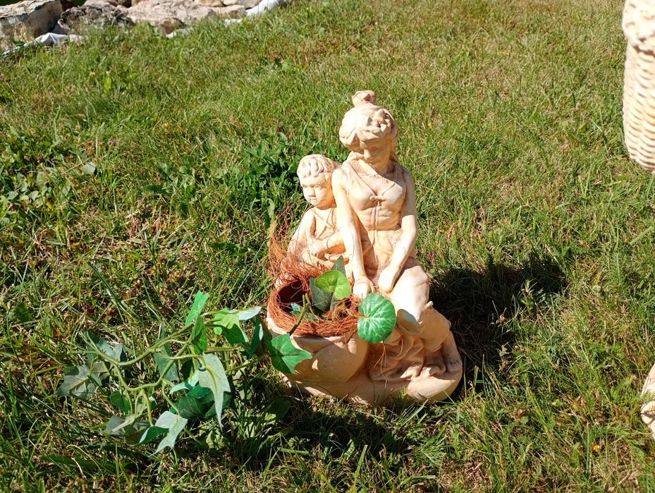 Figurki ogrodowe ozdobne na kwiaty