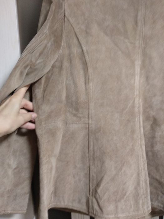 Замшевый пиджак бежевого цвета