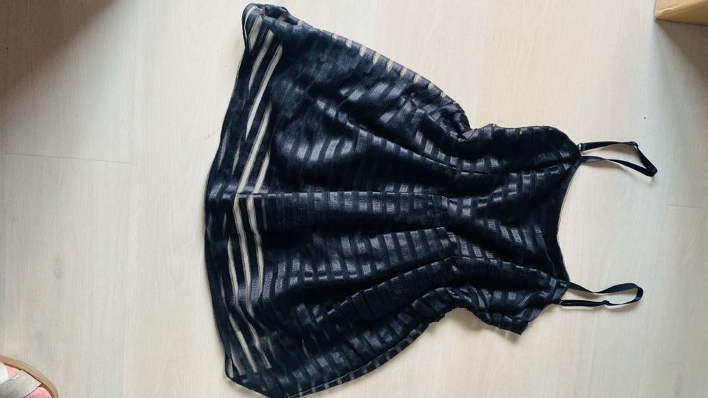 Czarna sukienka koktajlowa