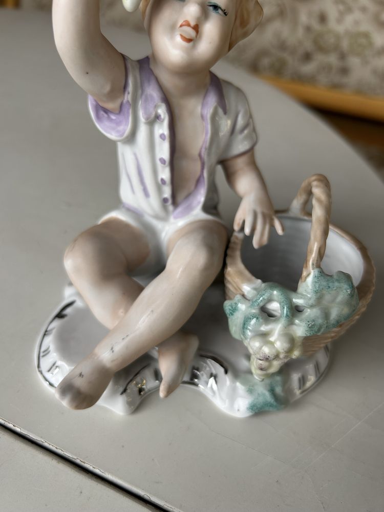 Porcelanowa figurka chłopiec z winogronem Arpo Romania nr.A37