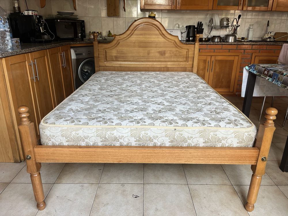 Cama casal com colchão.