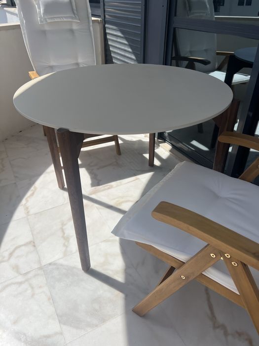 Mesa Jardim redonda em cimento e madeira de acácia (100cm diâmetro)